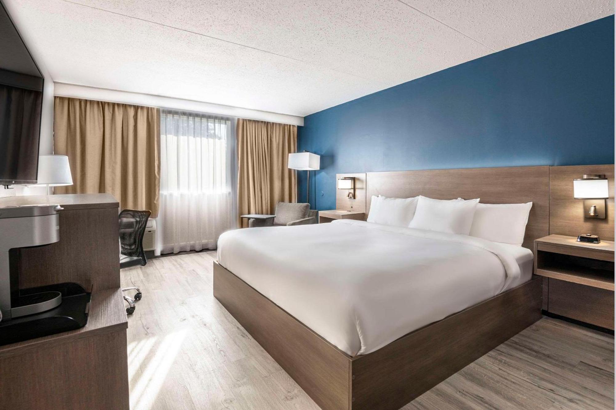 Comfort Suites Kingston Central Экстерьер фото
