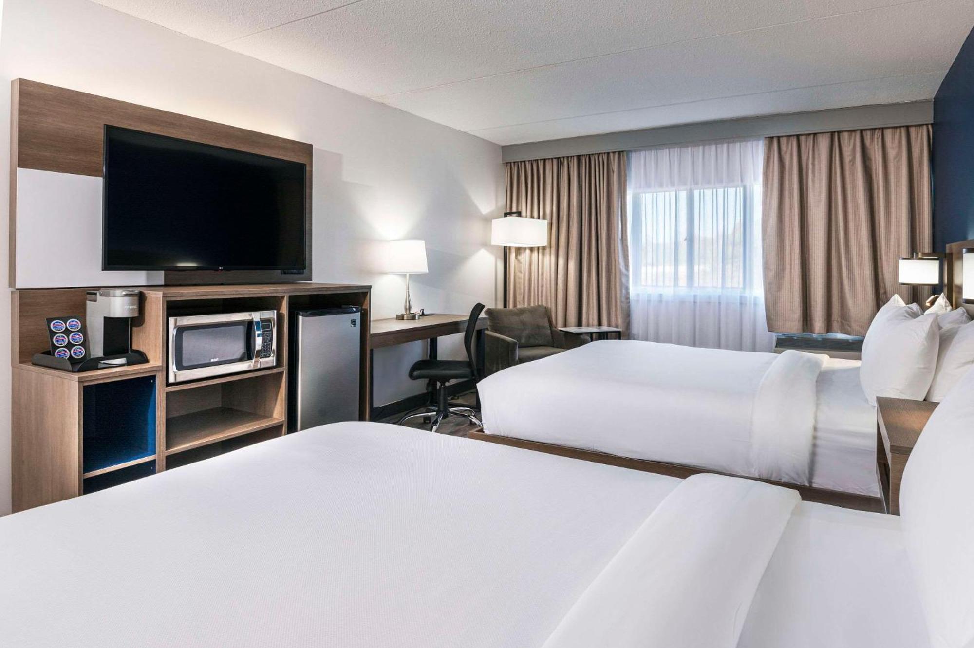 Comfort Suites Kingston Central Экстерьер фото