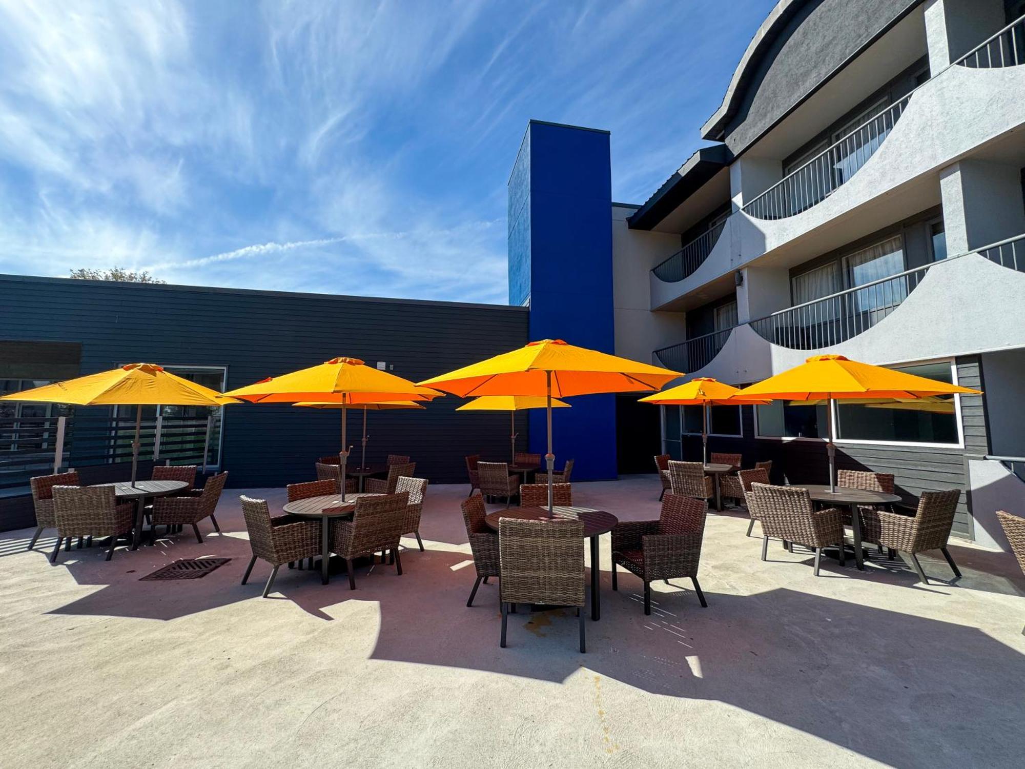 Comfort Suites Kingston Central Экстерьер фото