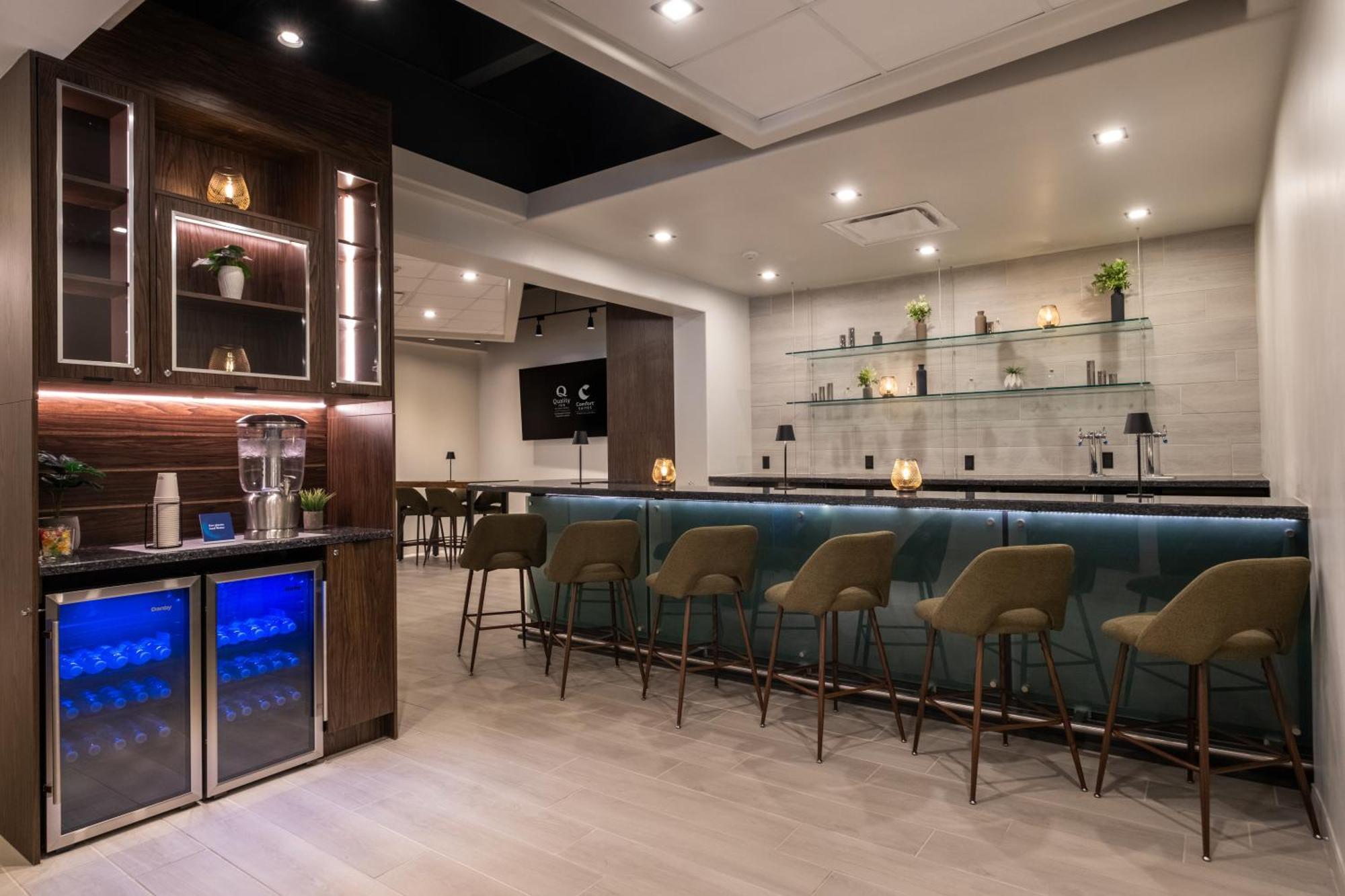 Comfort Suites Kingston Central Экстерьер фото