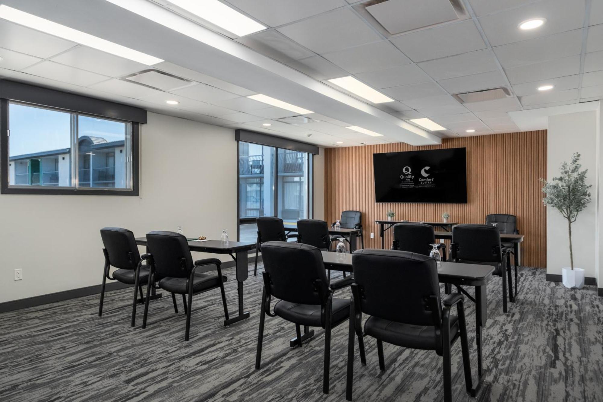 Comfort Suites Kingston Central Экстерьер фото